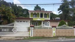 casa de dos pisos en Barranquitas
